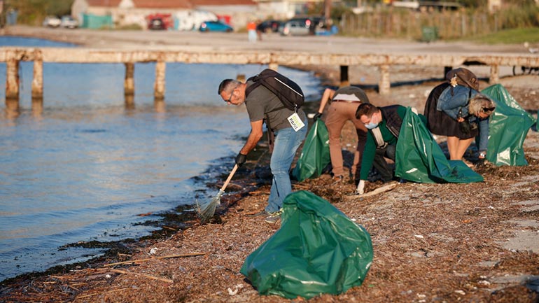 Θεσσαλονίκη: Εθελοντές μάζεψαν σκουπίδια στον Κελλάριο όρμο