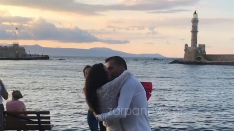 Ρομαντική πρόταση γάμου με θέα τον Φάρο στα Χανιά
