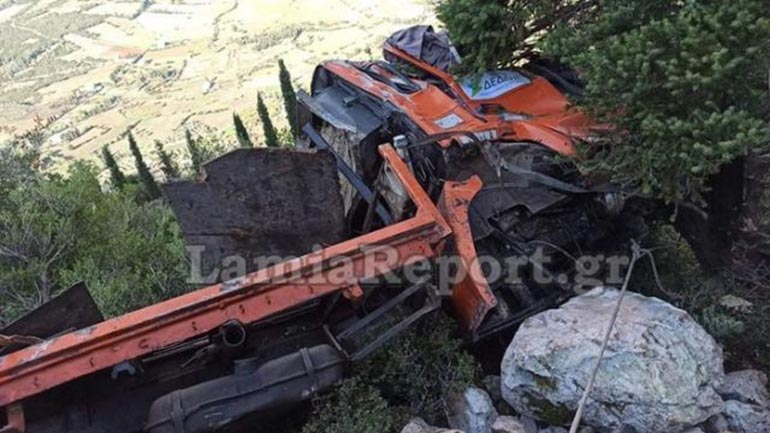 Ενας νεκρός και ένας τραυματίας από πτώση φορτηγού σε γκρεμό