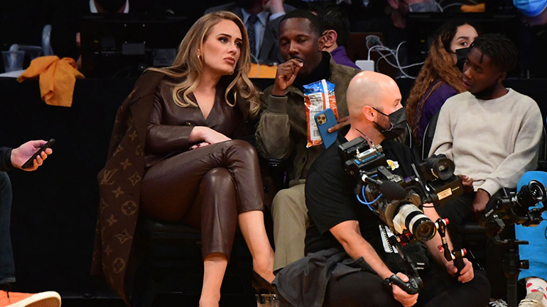 Adele: Mε total leather look και Louis Vuitton πανωφόρι στο γήπεδο με τον σύντροφό της