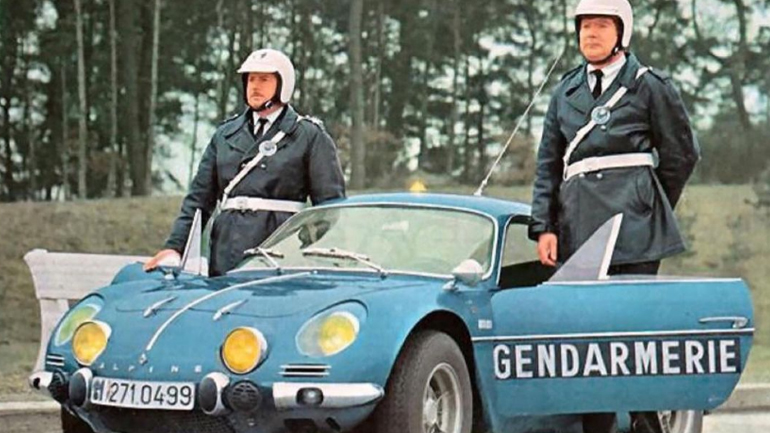 Η στρατιωτική αστυνομική δύναμη στη Γαλλία είχε προμηθευτεί και στη δεκαετία του 60', το Alpine A110 της εποχής