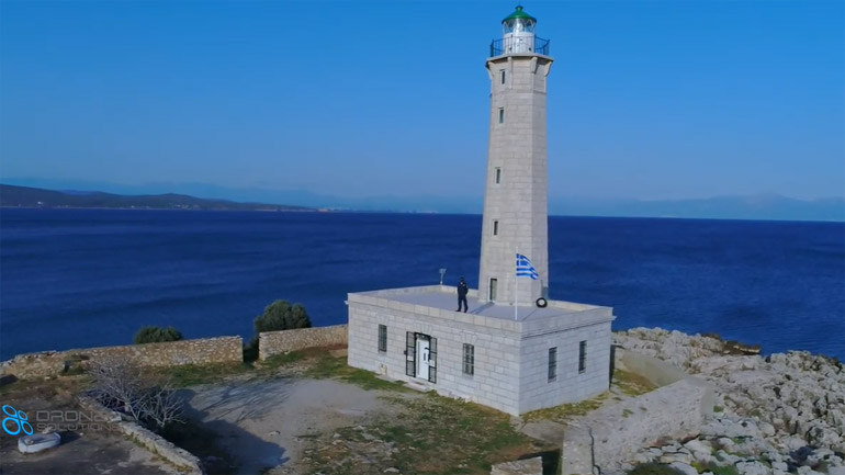 Ο εμβληματικός Φάρος στην Κρανάη Γυθείου από ψηλά