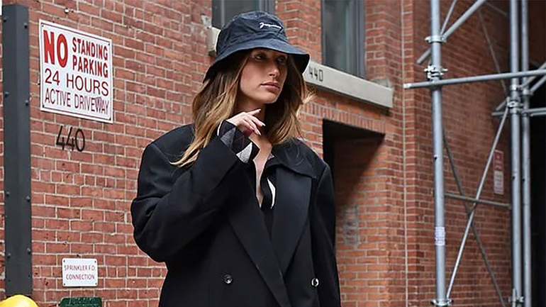 Hailey Bieber: Συγκλονισμένη η ανιψιά του Alec Baldwin μετά την τραγωδία στα γυρίσματα του «Rust»