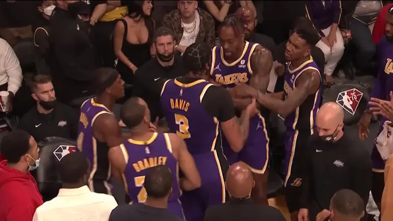 Λέικερς: Πιάστηκαν στα χέρια οι Ντέιβις και Χάουαρντ στη διάρκεια του ματς με τους Σανς!