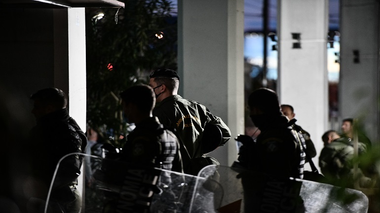 Πέραμα: Η μαρτυρία συλληφθέντος αστυνομικού για το περιστατικό με θύμα τον 20χρονο Ρομά Πέραμα: Η μαρτυρία συλληφθέντος αστυνομικού για το περιστατικό με θύμα τον 20χρονο Ρομά