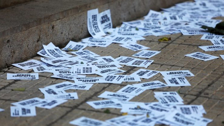 Μέλη του Ρουβίκωνα πέταξαν τρικάκια έξω από το σπίτι της Νίκης Κεραμέως