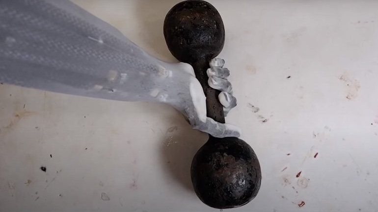 Bιονικός βραχίονας σηκώνει αλτήρα 7 κιλών