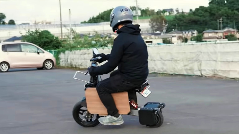 Πολύ μικρό σε διαστάσεις, είναι μια σοβαρή εναλλακτική λύση από ηλεκτρικό πατίνι ή ποδήλατο.