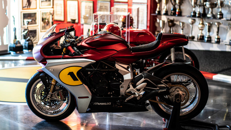 Μια MV Agusta Superveloce αφιερωμένη στον Giacomo Agostini Μια MV Agusta Superveloce αφιερωμένη στον Giacomo Agostini