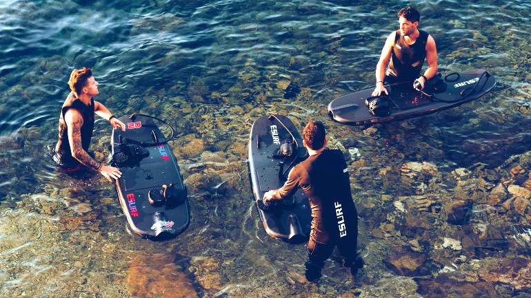 Χαλαρώνει πάντα με φίλους και θαλάσσια σπορ.