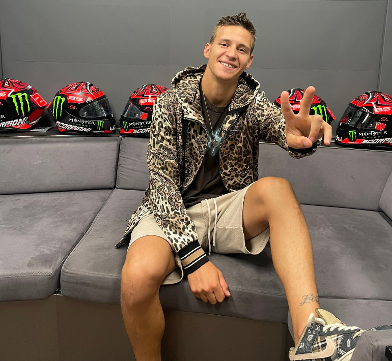 Λάτρης της μόδας και ιδιαίτερα της Dolce&Gabbana.