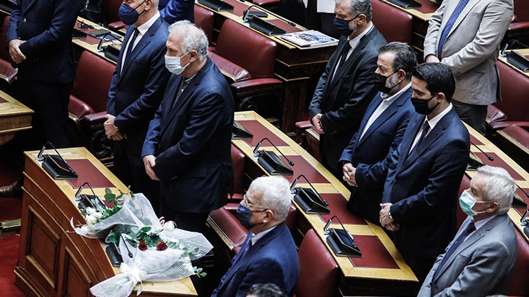 Βουλή: Άφησαν λουλούδια στο έδρανο της Φώφης Γεννηματά