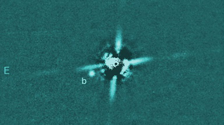 Ανακαλύφθηκε και φωτογραφήθηκε ένας από τους πιο «βρεφικούς» εξωπλανήτες