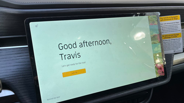 Ο υπερήφανος ιδιοκτήτης του Rivian R1T επεξεργάζεται το νέο του απόκτημα