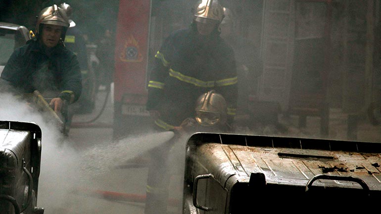 Καλλιθέα: Έβαλαν φωτιά σε 14 κάδους απορριμμάτων σε 50 λεπτά