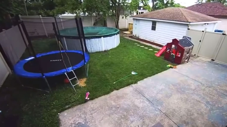 Αυτοκίνητο συγκρούεται σε πισίνα