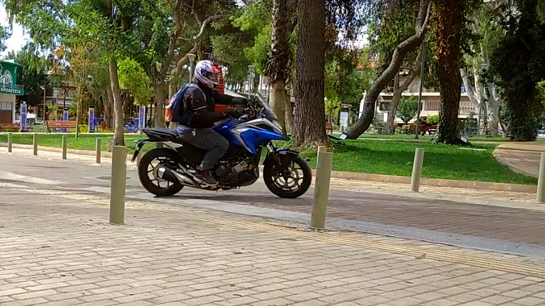 Ο κινητήρας έχει ζωντάνια και δύναμη ικανή να στείλει το ταχύμετρο πάνω από τα 180Km/h.