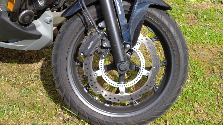 Ισχυρά φρένα με την ευχάριστη προσθήκη του αρχικού "δαγκώματος".