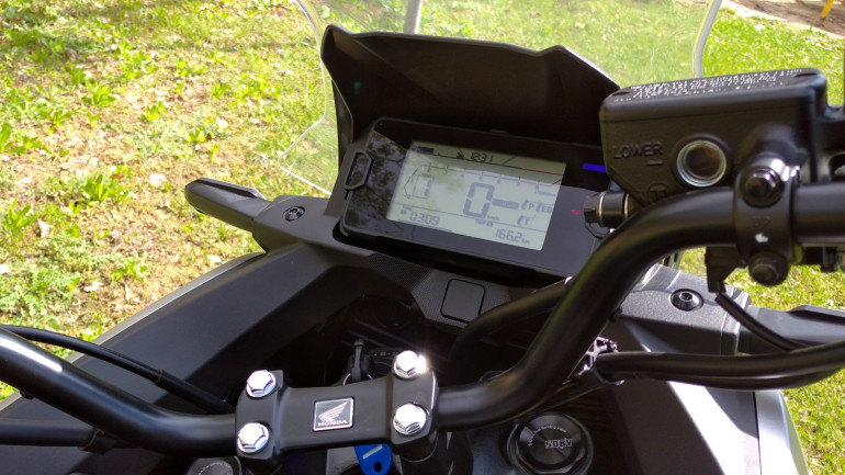 Η LCD οθόνη παρέχει πολλές πληροφορίες και ελέγχεται από το τιμόνι.