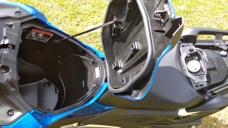 Αυξημένη εργονομία με μεγάλο αποθηκευτικό χώρο 23 λίτρων και θύρα USB φόρτισης.