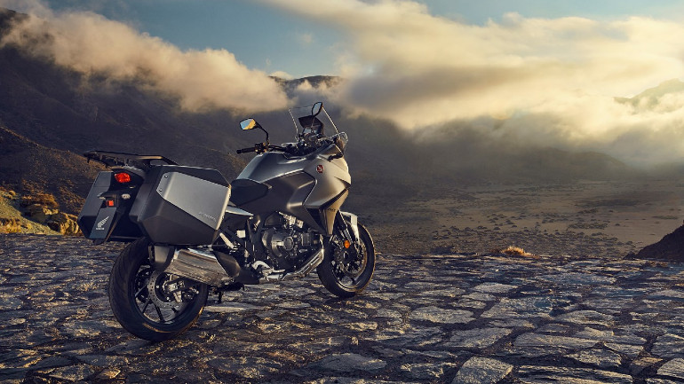 Οι πλαϊνές βαλίτσες είναι στον στάνταρ εξοπλισμό της μοτοσικλέτας.