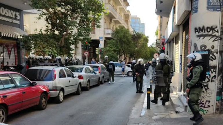 Ένταση στα Εξάρχεια: Διαδηλωτές πέταξαν πυροσβεστήρες και καρέκλες σε αστυνομικές δυνάμεις