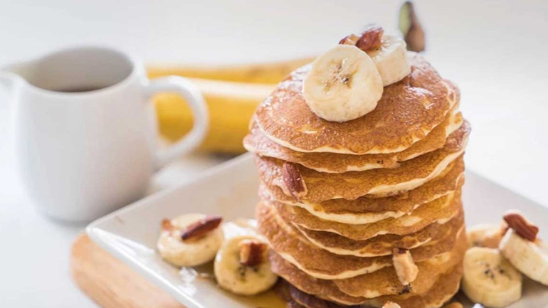 Σπιτικά pancakes μπανάνας με τρία υλικά