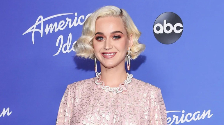 Η Katy Perry ποζάρει στο Instagram με outfit από γνωστό ελληνικό brand
