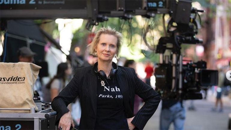 Η Σίνθια Νίξον στην καρέκλα του σκηνοθέτη