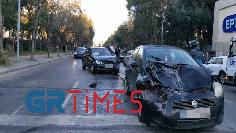 Θεσσαλονίκη: Σύγκρουση τριών οχημάτων με το «καλημέρα» στη λεωφόρο Στρατού