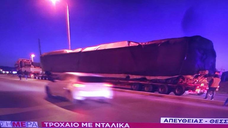 Θεσσαλονίκη: «Φράκαρε» νταλίκα που μετέφερε βαγόνια του μετρό