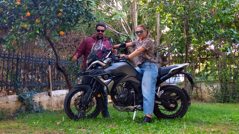 Έχει αντέξει ταξίδι στη λιλιπούτεια σέλα του Aprilia Tuono στην Ιταλία!