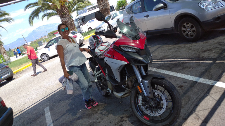 Θαύμασε το Ducati Multistrada V4 απολαμβάνοντας ένα πολύ άνετο ταξίδι.