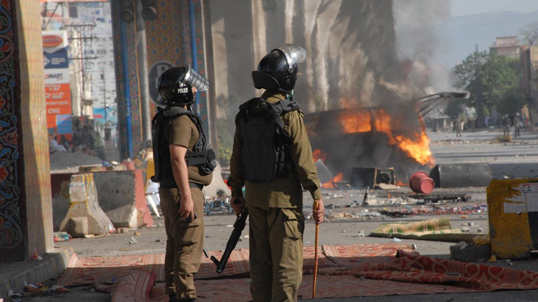 Πακιστάν: Νεκροί και εκατοντάδες τραυματίες σε συγκρούσεις αστυνομίας-μελών ισλαμιστικής οργάνωσης