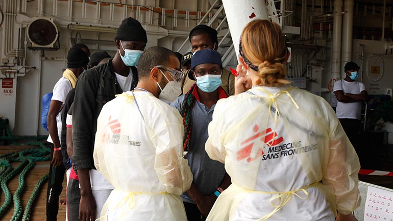 367 άνθρωποι που είχαν διασωθεί από τους Γιατρούς Χωρίς Σύνορα αποβιβάστηκαν εντέλει στη Σικελία