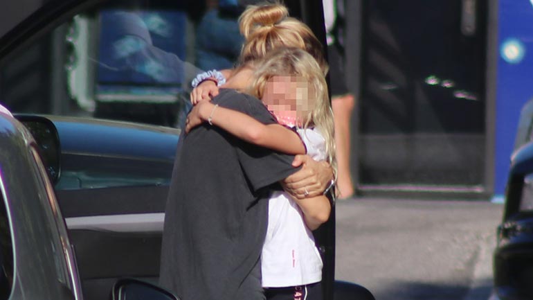 Βίκυ Καγιά: Βόλτα στη Γλυφάδα με την κόρη της Μπιάνκα