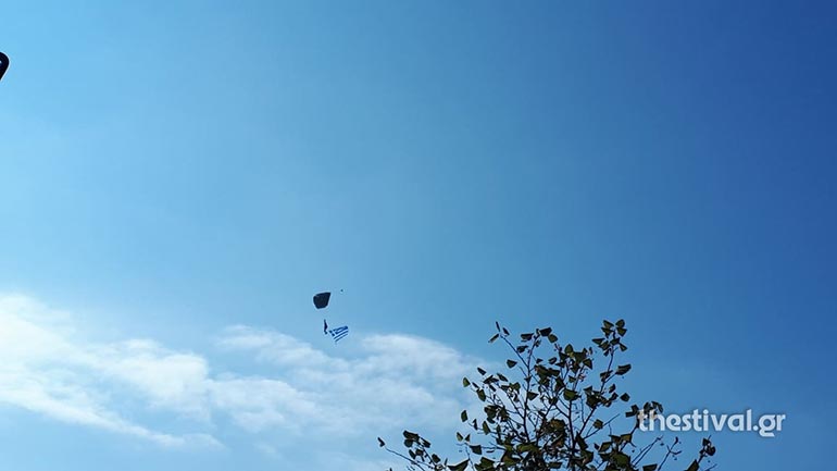 Θεσσαλονίκη: Εντυπωσιακή πτώση αλεξιπτωτιστών – Προσγειώθηκαν μπροστά στην Πρόεδρο της Δημοκρατίας