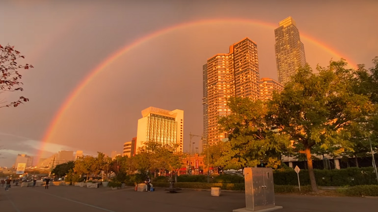 Oυράνιο τόξο στον ουρανό της Νέας Υόρκης 