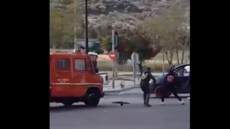 Η στιγμή που οι Ρομά επιτέθηκαν στους πυροσβέστες στο Σχιστό