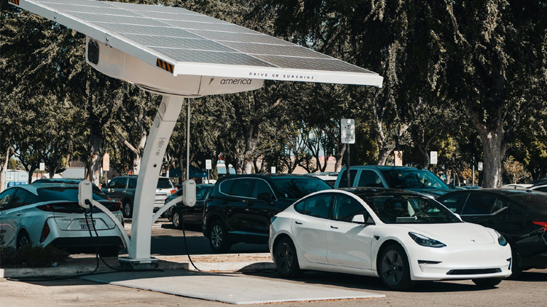 Θα φορτίζεις το ηλεκτρικό αμάξι οδηγώντας σε ειδική λωρίδα!