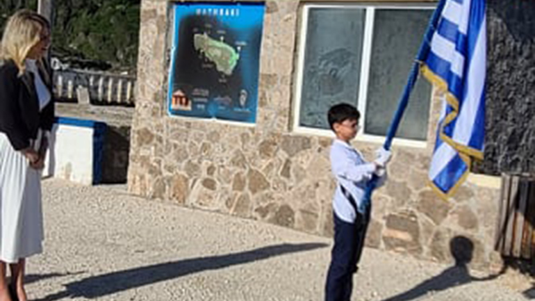 Ρίγη συγκίνησης στην παρέλαση του Μαθρακίου από τον έναν και μοναδικό μαθητή του νησιού