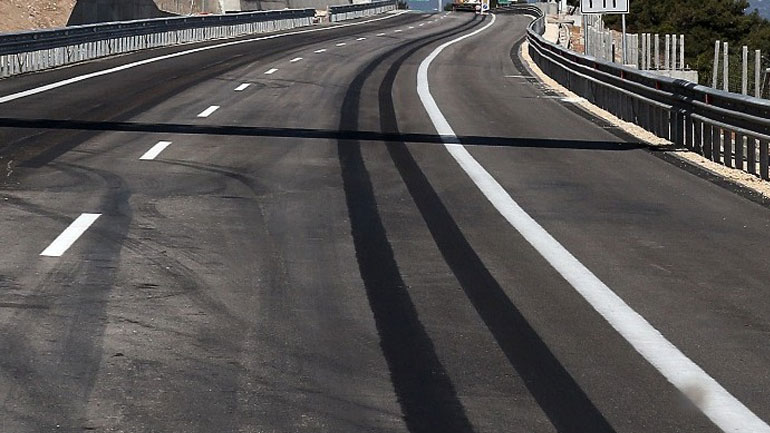 Κλειστός παραμένει ο αυτοκινητόδρομος Κορίνθου – Πατρών στο ύψος του Ζευγολατιού