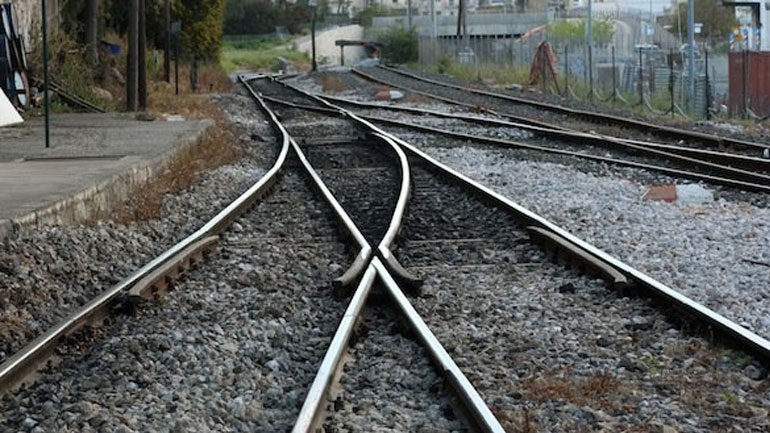 Κόρινθος: Υπάλληλος της ΤΡΑΙΝΟΣΕ έχασε τις αισθήσεις του και βρίσκεται πάνω στις ράγες