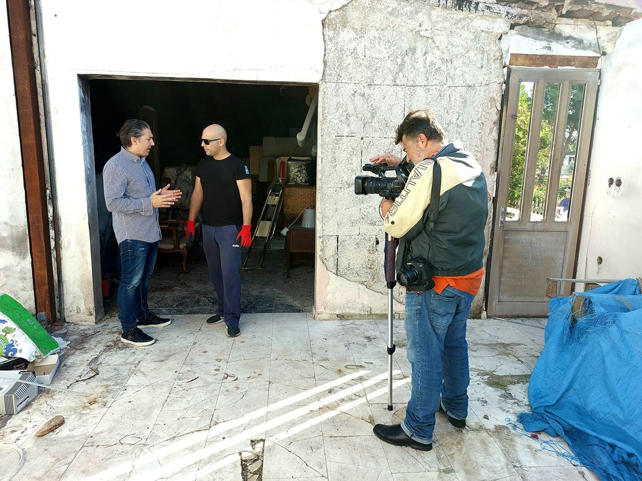 Ο δημοσιογράφος του zougla.gr Xρήστος Μαζάνης και ο φωτορεπόρτερ Χάρης Γκίκας συνάντησαν τον Παναγιώτη στο σπίτι του στο Μάτι