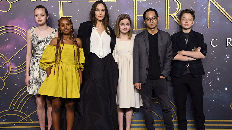 Shiloh Jolie Pitt: Η εμφάνιση με φόρεμα της Angelina Jolie στο κόκκινο χαλί Shiloh Jolie Pitt: Η εμφάνιση με φόρεμα της Angelina Jolie στο κόκκινο χαλί