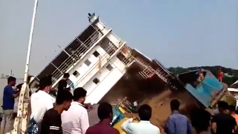 Φεριμπότ ανατράπηκε ενώ αγκυροβολούσε (Μπαγκλαντές)