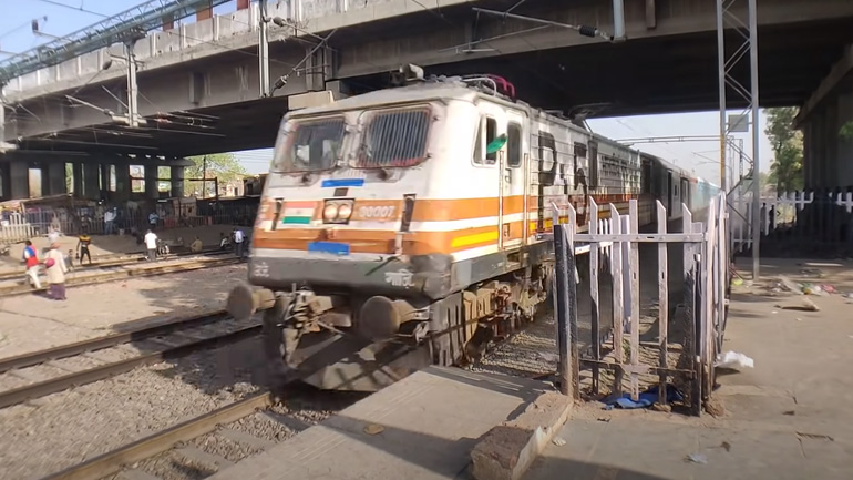 Tρένο περνά από έναν σταθμό με 155 χλμ/ώρα (Ινδία)