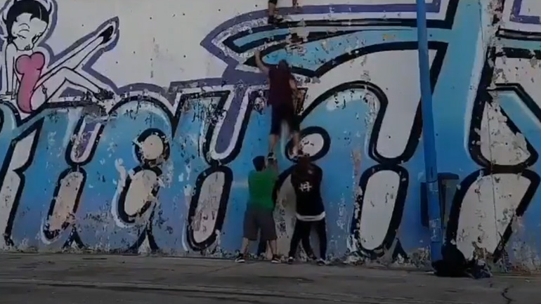 Νεαροί σκαρφαλώνουν σε ένα τοίχο