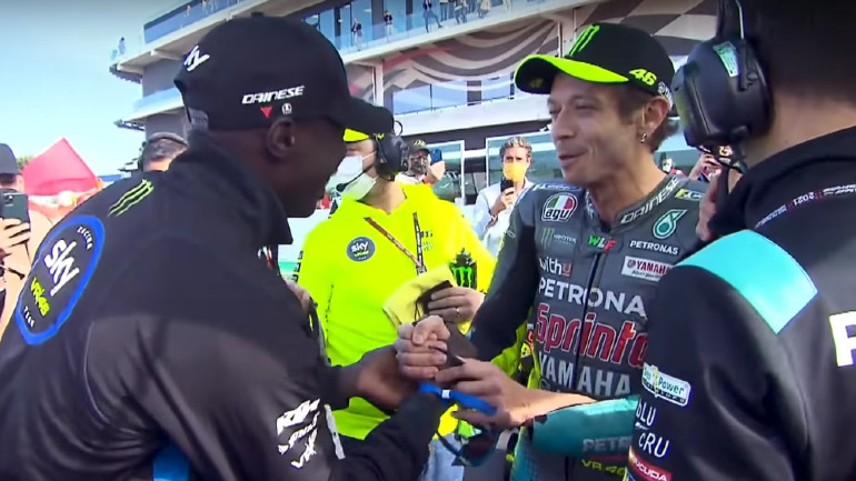 Στο grid με τον παιδικό του είδωλο, Valentino Rossi.