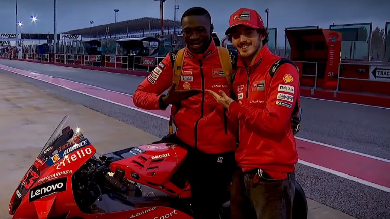 Παρέα με τον Pecco Bagnaia στη σέλα της εργοστασιακής Ducati.